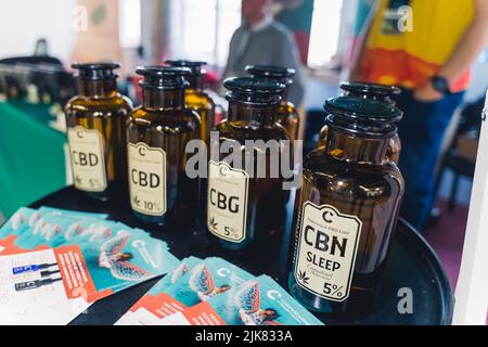 05.28.2022 Varsovie, Pologne. Produits CBG, CBD et CBN élégants dans des pots en verre brun foncé. Les cannabidiols pour diverses conditions de santé. Photo de haute qualité Banque D'Images