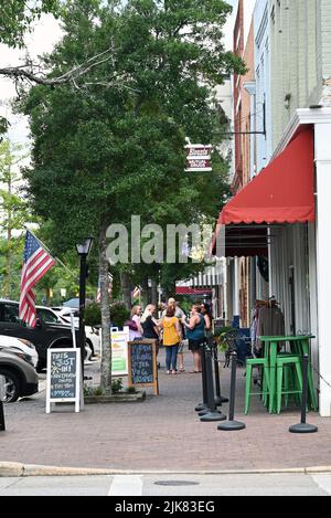 Les boutiques charmantes attirent les touristes et les habitants de la région sur South Broad Street dans la petite ville d'Edenton, en Caroline du Nord. Banque D'Images