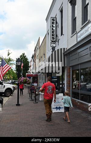 Les boutiques charmantes attirent les touristes et les habitants de la région sur South Broad Street dans la petite ville d'Edenton, en Caroline du Nord. Banque D'Images