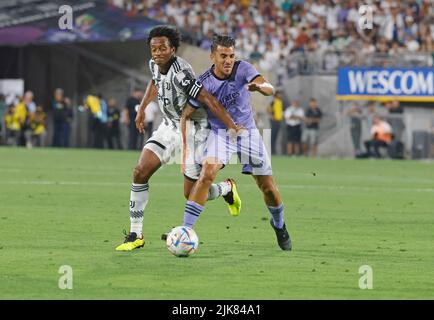 30 juillet 2022 Juventus milieu de terrain Juan Cuadrado bataille pour le ballon avec le Real Madrid Daniel Ceballos Fernández pendant l'amicale internationale entre le Real Madrid et Juventus au Rose Bowl à Pasadena, CA. Crédit photo obligatoire : Charles Baus/CSM. Banque D'Images