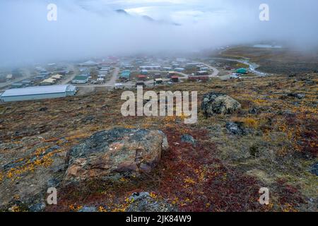 Pangnirtung, Canada - 09.03.2019 : vue d'une communauté inuite éloignée de Pangnirtung, Nunavut, Canada. Tôt le matin avant le lever du soleil dans le fjord de Pangnirtung Banque D'Images