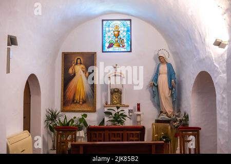 Ibiza , Espagne - 25 juillet 2022 : intérieur d'une chapelle simple dans une église méditerranéenne. Banque D'Images