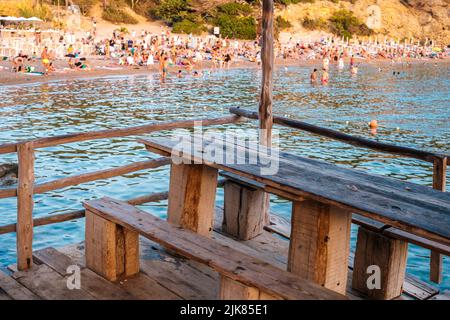 Ibiza, espagne - 28 juillet 2022 : les vacanciers apprécient les belles eaux de la Méditerranée pendant leurs vacances. Banque D'Images