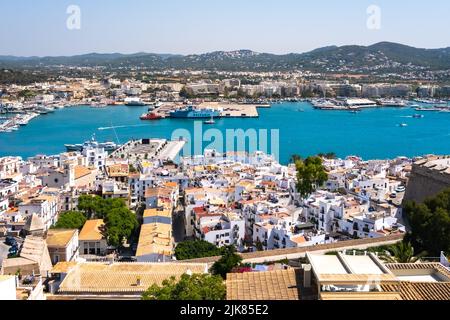 Ibiza, espagne - 25 juillet 2022 : les navires quittent le port d'Ibiza en direction de Formentera Banque D'Images