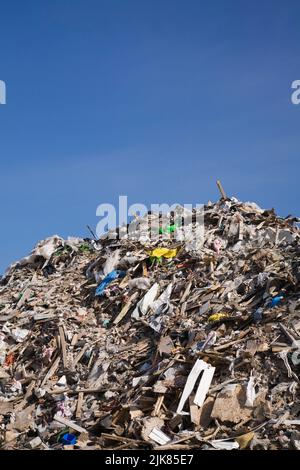 Pile de débris jetés dans la cour de recyclage. Banque D'Images