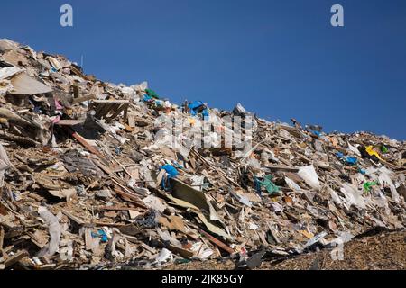 Pile de débris jetés dans la cour de recyclage. Banque D'Images