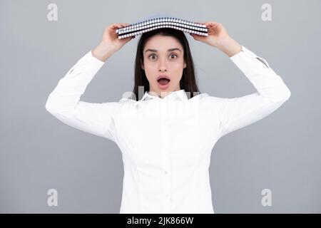 Drôle surprise étudiant inspiration créativité, solution. Eureka, idée. Portrait de jeune femme excitée ayant wow idée créative, fond de studio Banque D'Images