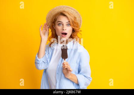 Portrait de mode jeune femme fraîche avec de la crème glacée sur fond jaune. Jeune fille hipster cheeky mangeant une glace à coller. Surpris Banque D'Images