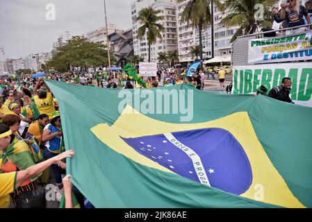 Rio de Janeiro, Rio de Janeiro, Brésil. 31st juillet 2022. (INT) les partisans protestent en faveur du président brésilien Jair Bolsonaro, à Rio de Janeiro. 31 juillet 2022, Rio de Janeiro, Brésil: Les partisans du président brésilien Jair Bolsonaro protestent en faveur de son gouvernement, pour des élections propres et la démocratie à la plage de Copacabana, Rio de Janeiro, le dimanche (31) (image de crédit: © Silvia Machado/TheNEWS2 via ZUMA Press Wire) Banque D'Images