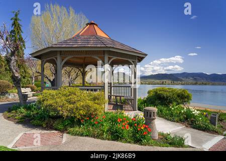 Un belvédère avec fleurs printanières sur le lac Osoyoos Lake, Colombie-Britannique, Canada. Banque D'Images