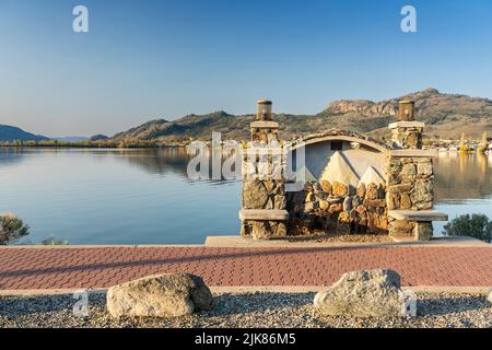 Réflexion sur un lac Osoyoos calme, Colombie-Britannique, Canada. Banque D'Images