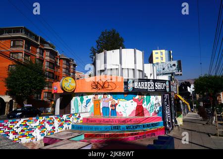 29th juin 2022, AV Ballivian, Calacoto, la Paz, Bolivie. Murale sur le mur d'un salon de coiffure dans le quartier Zona sur de la Paz, peinte par des groupes féministes exigeant l'égalité des chances et des droits pour les femmes, et protestant contre la violence domestique et la violence contre les femmes. Banque D'Images