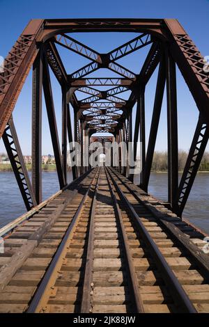 Gros plan des voies ferrées menant au pont de chemin de fer en acier rouillé, Laval, Québec, Canada. Banque D'Images