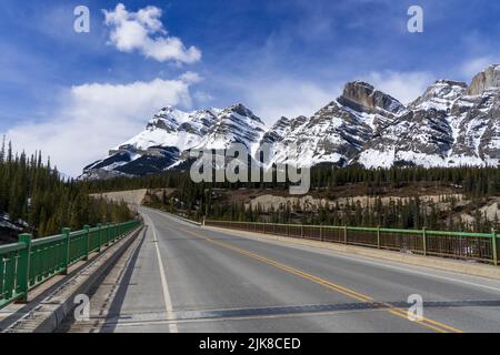 Vue sur la montagne près du Saskatchewan River Crossing, Icefields Parkway, parc national Banff, Alberta, Canada. Banque D'Images