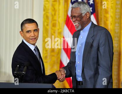 BILL RUSSELL (12 février 1934 - 31 juillet 2022) était un joueur américain de basket-ball professionnel qui a joué comme centre pour les Boston Celtics de l'Association nationale de basket-ball (NBA) de 1956 à 1969. Il a été cinq fois le joueur le plus précieux de la NBA et 12 fois All-Star de la NBA. Il a été la pièce maîtresse de la dynastie des Celtics qui a remporté 11 championnats de la NBA au cours de ses 13 années de carrière. PHOTO DU DOSSIER: 14 février 2011, Washington, District de Columbia, Etats-Unis: Le président DES Etats-Unis BARACK OBAMA présente la Médaille de la liberté 2010, le plus grand honneur civil de la nation, à la légende du basket-ball BILL RUSSELL dans un ceremon Banque D'Images