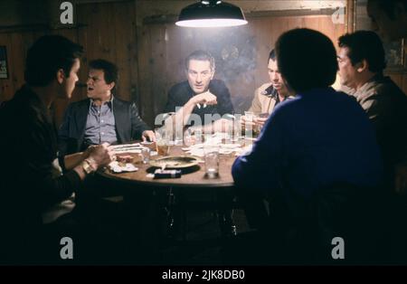 Ray Liotta, Joe Pesci, Robert de Niro film: Goodfellas (USA 1990) personnages: Henry Hill,Tommy DeVito,James 'Jimmy' Conway Directeur: Martin Scorsese 12 septembre 1990 **AVERTISSEMENT** cette photo est à usage éditorial exclusif et est le copyright de WARNER BROS. / BARRY WETCHER et/ou le photographe assigné par la Société de film ou de production et ne peut être reproduit que par des publications en conjonction avec la promotion du film ci-dessus. Crédit obligatoire pour WARNER BROS. / BARRY WETCHER est requis. Aucune utilisation commerciale ne peut être accordée sans l'autorisation écrite de la Société du film. Banque D'Images