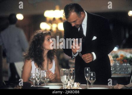 Julia Roberts & Hector Elizondo film: Pretty Woman (USA 1990) personnages: Vivian Ward, Barney Thompson Directeur: Garry Marshall 23 mars 1990 **AVERTISSEMENT** cette photographie est destinée à un usage éditorial exclusif et est le droit d'auteur des IMAGES TOUCHSTONE et/ou du photographe assigné par la Société de film ou de production et ne peut être reproduite que par des publications dans le cadre de la promotion du film ci-dessus. Un crédit obligatoire pour LES PHOTOS TOUCHSTONE est requis. Le photographe doit également être crédité lorsqu'il est connu. Aucune utilisation commerciale ne peut être accordée sans l'autorisation écrite de la Société du film. Banque D'Images