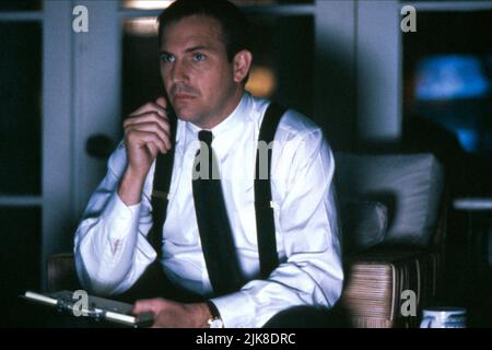 Kevin Costner film: The Bodyguard (USA 1992) personnages: Frank Farmer Directeur: Mick Jackson 25 novembre 1992 **AVERTISSEMENT** cette photographie est à usage éditorial exclusif et est le copyright de WARNER BROS. Et/ou le photographe assigné par la Société du film ou de la production et ne peut être reproduite que par des publications dans le cadre de la promotion du film ci-dessus. Un crédit obligatoire pour WARNER BROS est requis. Le photographe doit également être crédité lorsqu'il est connu. Aucune utilisation commerciale ne peut être accordée sans l'autorisation écrite de la Société du film. Banque D'Images