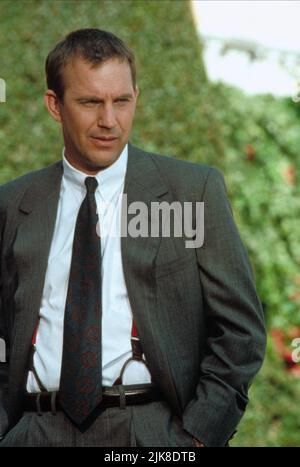 Kevin Costner film: The Bodyguard (USA 1992) personnages: Frank Farmer Directeur: Mick Jackson 25 novembre 1992 **AVERTISSEMENT** cette photographie est à usage éditorial exclusif et est le copyright de WARNER BROS. Et/ou le photographe assigné par la Société du film ou de la production et ne peut être reproduite que par des publications dans le cadre de la promotion du film ci-dessus. Un crédit obligatoire pour WARNER BROS est requis. Le photographe doit également être crédité lorsqu'il est connu. Aucune utilisation commerciale ne peut être accordée sans l'autorisation écrite de la Société du film. Banque D'Images