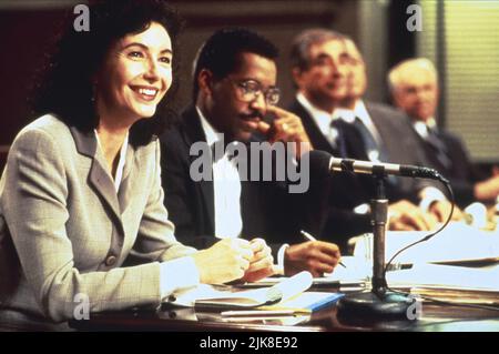 Mary Steenburgen & OBBA Babatunde film: Philadelphie (USA 1993) personnages: Belinda Conine, Jerome Green Director: Jonathan Demme 14 décembre 1993 **AVERTISSEMENT** cette photographie est destinée à un usage éditorial exclusif et est le copyright des IMAGES TRISTAR et/ou du photographe attribué par la Société de film ou de production et ne peut être reproduite que par des publications en conjonction avec la promotion du film ci-dessus. Un crédit obligatoire pour LES PHOTOS TRISTAR est requis. Le photographe doit également être crédité lorsqu'il est connu. Aucune utilisation commerciale ne peut être accordée sans l'autorisation écrite de la Société du film. Banque D'Images