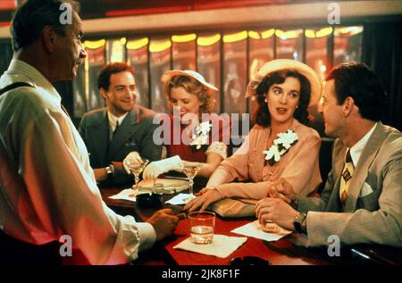 Armin Mueller-Stahl, Kevin Pollak, Eve Gordon, Elizabeth Perkins & Aidan Quinn film: Avalon (USA 1990) personnages: Sam Krichinsky, Izzy Kirk, Dottie Kirk, Ann Kaye, Jules Kaye Directeur: Barry Levinson 19 octobre 1990 **AVERTISSEMENT** cette photographie est destinée à un usage éditorial seulement et est le droit d'auteur de COLUMBIA TRISTAR et/ou le photographe assigné par la Société de film ou de production et ne peut être reproduite que par des publications dans le cadre de la promotion du film ci-dessus. Un crédit obligatoire pour COLUMBIA TRISTAR est requis. Le photographe doit également être crédité lorsqu'il est connu. Aucune utilisation commerciale Banque D'Images