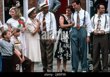 Eve Gordon, Joan Ploughright, Armin Mueller-Stahl, Elizabeth Perkins, Aidan Quinn & Kevin Pollak film: Avalon (USA 1990) personnages: Dottie Kirk, Eva Krichinsky, Sam Krichinsky, Ann Kaye, Jules Kaye, Izzy Kirk Directeur: Barry Levinson 19 octobre 1990 **AVERTISSEMENT** cette photographie est à usage éditorial seulement et est le copyright de COLUMBIA TRISTAR et/ou le photographe assigné par la Société de film ou de production et ne peut être reproduite que par des publications en conjonction avec la promotion du film ci-dessus. Un crédit obligatoire pour COLUMBIA TRISTAR est requis. Le photographe doit également être un bon de crédit Banque D'Images