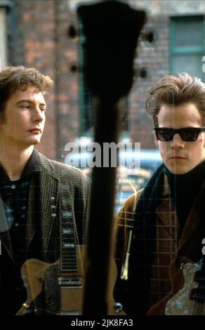 Ian Hart et Stephen Dorff film: BackBeat (1994) personnages: John Lennon, Stuart Sutcliffe Directeur: Iain Softley 14 avril 1994 **AVERTISSEMENT** cette photographie est destinée à un usage éditorial exclusif et est protégée par les droits d'auteur de LA CHAÎNE 4 et/ou du photographe attribué par la Société de film ou de production et ne peut être reproduite que par des publications dans le cadre de la promotion du film ci-dessus. Un crédit obligatoire est requis pour LE CANAL 4. Le photographe doit également être crédité lorsqu'il est connu. Aucune utilisation commerciale ne peut être accordée sans l'autorisation écrite de la Société du film. Banque D'Images