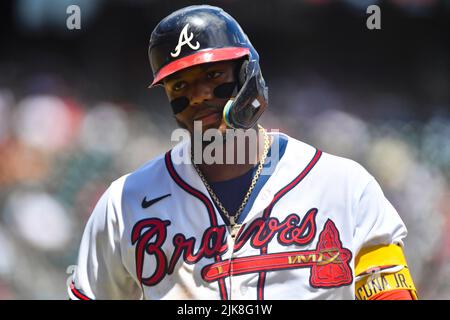 31 juillet 2022: Le outfielder des braves d'Atlanta, Ronald Acuna Jr., retourne au dugout après avoir été à la base pendant le sixième repas d'un match de MLB contre les diamants de l'Arizona au parc Truist à Atlanta, GA. Austin McAfee/CSM Banque D'Images