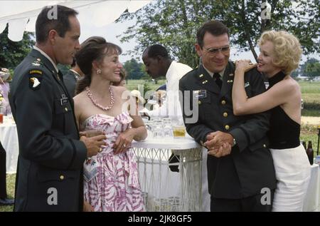 Powers Boothe, Carrie Snodgress, Tommy Lee Jones & Jessica Lange film: Blue Sky (USA 1994) personnages: Col. Vincent 'Vince' Johnson, Vera Johnson, Maj. Henry 'Hank' Marshall, Carly Marshall Directeur: Tony Richardson 24 août 1994 **AVERTISSEMENT** cette photographie est destinée à un usage éditorial exclusif et est protégée par les droits d'auteur des IMAGES ORION et/ou du photographe assigné par la Société de film ou de production et ne peut être reproduite que par des publications en conjonction avec la promotion du film ci-dessus. Un crédit obligatoire pour LES IMAGES ORION est requis. Le photographe doit également être crédité lorsqu'il est connu. Pas de comm Banque D'Images
