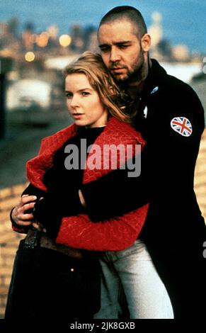 Russell Crowe & Jacqueline McKenzie film: Romper Stomper (AUS 1993) personnages: Hando & Gabe Directeur: Geoffrey Wright 16 septembre 1992 **AVERTISSEMENT** cette photographie est destinée à un usage éditorial exclusif et est protégée par les droits d'auteur de LA COMMISSION AUSTRALIENNE DU FILM et/ou du photographe attribué par la Société du film ou de la production et ne peut être reproduite que par des publications dans le cadre de la promotion du film ci-dessus. Un crédit obligatoire à LA COMMISSION AUSTRALIENNE DU FILM est requis. Le photographe doit également être crédité lorsqu'il est connu. Aucune utilisation commerciale ne peut être accordée sans l'autorisation écrite de film Comp Banque D'Images