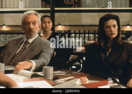 Donald Sutherland & demi Moore film: Disclosure (USA 1994) personnages: Bob Garvin & Meredith Johnson Directeur: Barry Levinson 28 novembre 1994 **AVERTISSEMENT** cette photographie est à usage éditorial exclusif et est le copyright de WARNER BROS. Et/ou le photographe assigné par la Société de film ou de production et ne peut être reproduite que par des publications dans le cadre de la promotion du film ci-dessus. Un crédit obligatoire pour WARNER BROS est requis. Le photographe doit également être crédité lorsqu'il est connu. Aucune utilisation commerciale ne peut être accordée sans l'autorisation écrite de la Société du film. Banque D'Images