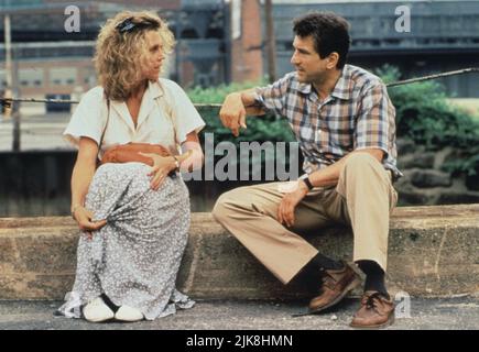 Jane Fonda & Robert de Niro film: Stanley & Iris (1990) personnages: Iris Estelle King & Stanley Everett Cox Directeur: Martin Ritt 09 février 1990 **AVERTISSEMENT** cette photographie est destinée à un usage éditorial exclusif et est le copyright de MGM et/ou du photographe assigné par la Société de film ou de production et ne peut être reproduite que par des publications dans le cadre de la promotion du film ci-dessus. Un crédit obligatoire pour MGM est requis. Le photographe doit également être crédité lorsqu'il est connu. Aucune utilisation commerciale ne peut être accordée sans l'autorisation écrite de la Société du film. Banque D'Images