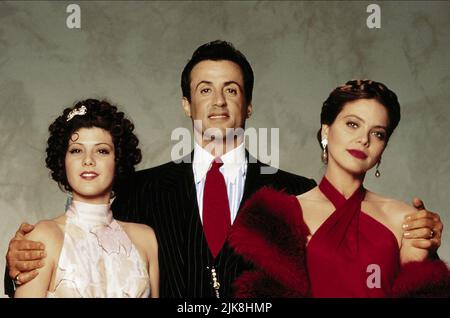 Marisa Tomei, Sylvester Stallone & Ornella Muti film: Oscar (USA 1991) personnages: Lisa Provolone,Angelo 'snaps' Provolone & Sofia Provolone Directeur: John Landis 26 avril 1991 **AVERTISSEMENT** cette photographie est à usage éditorial exclusif et est le droit d'auteur de TOUCHSTONE et/ou le photographe assigné par la Société de film ou de production et ne peut être reproduite que par des publications dans le cadre de la promotion du film ci-dessus. Un crédit obligatoire pour TOUCHSTONE est requis. Le photographe doit également être crédité lorsqu'il est connu. Aucune utilisation commerciale ne peut être accordée sans l'autorisation écrite du F Banque D'Images