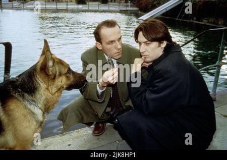 Karl Markovics & Tobias Moretti Television : Kommissar Rex (1994) personnages : Ernst Stockinger (29 épisodes, 1994-1996) et Richard Moser Directeur : Pete Ariel 10 novembre 1994 **AVERTISSEMENT** cette photographie est à usage éditorial exclusif et est protégée par les droits d'auteur de SAT 1 et/ou du photographe assigné par la Société de film ou de production et ne peut être reproduite que par des publications dans le cadre de la promotion du film ci-dessus. Un crédit obligatoire pour SAT 1 est requis. Le photographe doit également être crédité lorsqu'il est connu. Aucune utilisation commerciale ne peut être accordée sans l'autorisation écrite de la Société du film. Banque D'Images