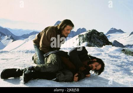 Ethan Hawke & Josh Hamilton film: Alive (1993) personnages: Nando Parrado & Roberto Canessa Directeur: Frank Marshall 15 janvier 1993 **AVERTISSEMENT** cette photographie est à usage éditorial exclusif et est le droit d'auteur de TOUCHSTONE et/ou le photographe assigné par la Société de film ou de production et ne peut être reproduite que par des publications en conjonction avec la promotion du film ci-dessus. Un crédit obligatoire pour TOUCHSTONE est requis. Le photographe doit également être crédité lorsqu'il est connu. Aucune utilisation commerciale ne peut être accordée sans l'autorisation écrite de la Société du film. Banque D'Images