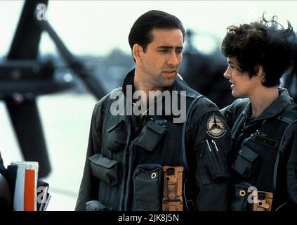 Nicolas cage & Sean Young film Fire Birds ; Wings of the Apache (USA 1990) personnages : Jake Preston & Billie Lee Guthrie réalisateur : David Green 25 mai 1990 **AVERTISSEMENT** cette photographie est réservée à un usage éditorial et est la propriété de TOUCHSTONE et/ou du photographe attribué par la société de production et ne peut être reproduite que par des publications en liaison avec la promotion du film ci-dessus. Un crédit obligatoire pour TOUCHSTONE est requis. Le photographe doit également être crédité lorsqu'il est connu. Aucune utilisation commerciale ne peut être accordée sans autorisation écrite de The film Company. Banque D'Images