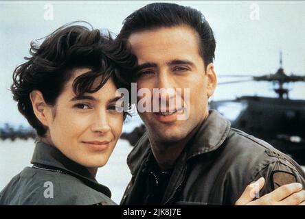 Nicolas cage & Sean Young film Fire Birds ; Wings of the Apache (USA 1990) personnages : Jake Preston & Billie Lee Guthrie réalisateur : David Green 25 mai 1990 **AVERTISSEMENT** cette photographie est réservée à un usage éditorial et est la propriété de TOUCHSTONE et/ou du photographe attribué par la société de production et ne peut être reproduite que par des publications en liaison avec la promotion du film ci-dessus. Un crédit obligatoire pour TOUCHSTONE est requis. Le photographe doit également être crédité lorsqu'il est connu. Aucune utilisation commerciale ne peut être accordée sans autorisation écrite de The film Company. Banque D'Images