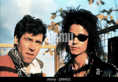 Stephen Rea & Jaye Davidson film: The Ping Game (1992) personnages: Fergus & Dil Directeur: Neil Jordan 02 septembre 1992 **AVERTISSEMENT** cette photographie est destinée à un usage éditorial exclusif et est le copyright du CANAL 4 et/ou du photographe attribué par la Société de film ou de production et ne peut être reproduite que par des publications dans le cadre de la promotion du film ci-dessus. Un crédit obligatoire est requis pour LE CANAL 4. Le photographe doit également être crédité lorsqu'il est connu. Aucune utilisation commerciale ne peut être accordée sans l'autorisation écrite de la Société du film. Banque D'Images