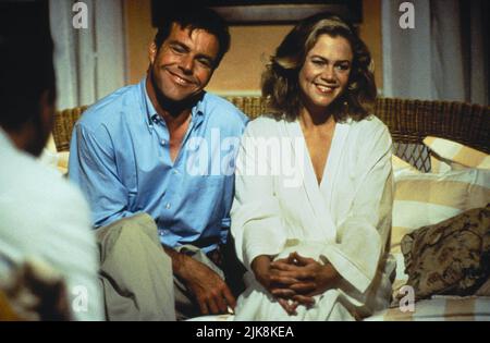 Dennis Quaid & Kathleen Turner film: Undercover Blues (1993) personnages: Jefferson 'Jeff' Blue & Jane Blue Director: Herbert Ross 10 septembre 1993 **AVERTISSEMENT** cette photographie est destinée à un usage éditorial exclusif et est le droit d'auteur de MGM et/ou du photographe attribué par la Société de film ou de production et ne peut être reproduite que par des publications en conjonction avec la promotion du film ci-dessus. Un crédit obligatoire pour MGM est requis. Le photographe doit également être crédité lorsqu'il est connu. Aucune utilisation commerciale ne peut être accordée sans l'autorisation écrite de la Société du film. Banque D'Images