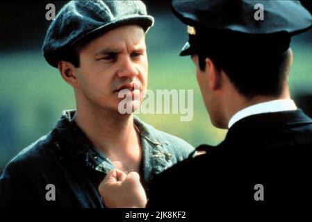 Tim Robbins & Clancy Brown film: The Shawshank Redemption (USA 1994) personnages: Andy Dufresne & Captain Hadley / Literaturverfilmung Nach Der Novelle 'Frühlingserwachen: PIN-Up' (basé sur le roman 'Rita Hayworth and Shawshank Redemption' de Stephen King) Directeur: Frank Darapont 10 septembre 1994 **AVERTISSEMENT** cette photographie est destinée à un usage éditorial exclusif et est protégée par les droits d'auteur de COLUMBIA et/ou du photographe assigné par la Société de film ou de production et ne peut être reproduite que par des publications en conjonction avec la promotion du film ci-dessus. Un crédit obligatoire pour LA COLOMBIE est requis. T Banque D'Images