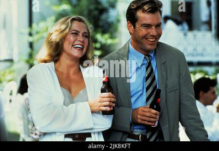 Kathleen Turner & Dennis Quaid film: Undercover Blues (1994) personnages: Jane Blue & Jefferson 'Jeff' Blue Directeur: Herbert Ross 10 septembre 1993 **AVERTISSEMENT** cette photographie est destinée à un usage éditorial exclusif et est le droit d'auteur de MGM et/ou du photographe attribué par la Société de film ou de production et ne peut être reproduite que par des publications en conjonction avec la promotion du film ci-dessus. Un crédit obligatoire pour MGM est requis. Le photographe doit également être crédité lorsqu'il est connu. Aucune utilisation commerciale ne peut être accordée sans l'autorisation écrite de la Société du film. Banque D'Images