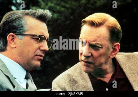 Kevin Costner & Donald Sutherland film: JFK; J.F.K. (USA/FR 1991) personnages : Jim Garrison et X Director : Oliver Stone 20 décembre 1991 **AVERTISSEMENT** cette photographie est destinée à un usage éditorial exclusif et est le copyright de WARNER BROS. Et/ou le photographe assigné par la société film ou production et ne peut être reproduite que par des publications dans le cadre de la promotion du film ci-dessus. Un crédit obligatoire pour WARNER BROS est requis. Le photographe doit également être crédité lorsqu'il est connu. Aucune utilisation commerciale ne peut être accordée sans l'autorisation écrite de la Société du film. Banque D'Images