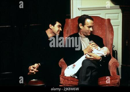 Antonio Banderas & Tom Hanks film: Philadelphie (USA 1993) personnages: Miguel Alvarez & Andrew Beckett Directeur: Jonathan Demme 14 décembre 1993 **AVERTISSEMENT** cette photographie est destinée à un usage éditorial exclusif et est le copyright des IMAGES TRISTAR et/ou du photographe attribué par la Société de film ou de production et ne peut être reproduite que par des publications en conjonction avec la promotion du film ci-dessus. Un crédit obligatoire pour LES PHOTOS TRISTAR est requis. Le photographe doit également être crédité lorsqu'il est connu. Aucune utilisation commerciale ne peut être accordée sans l'autorisation écrite de la Société du film. Banque D'Images