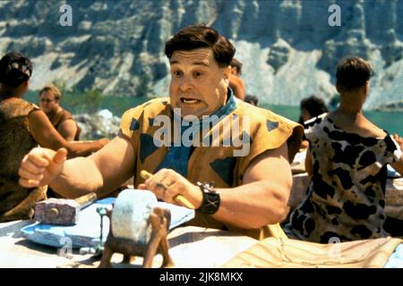 John Goodman film: The Flintstones (USA 1994) personnages: Fred Flintstone Directeur: Brian Levant 23 mai 1994 **AVERTISSEMENT** cette photographie est destinée à un usage éditorial exclusif et est le droit d'auteur de HANNA-BARBERAUNIVERSAL et/ou du photographe assigné par la Société du film ou de la production et ne peut être reproduite que par des publications dans le cadre de la promotion du film ci-dessus. Un crédit obligatoire à HANNA-BARBERAUNIVERSAL est requis. Le photographe doit également être crédité lorsqu'il est connu. Aucune utilisation commerciale ne peut être accordée sans l'autorisation écrite de la Société du film. Banque D'Images