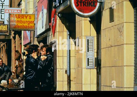 Ian Hart & Stephen Dorff film: BackBeat (1994) personnages: John Lennon & Stuart Sutcliffe Directeur: Iain Softley 14 avril 1994 **AVERTISSEMENT** cette photographie est destinée à un usage éditorial exclusif et est protégée par les droits d'auteur de LA CHAÎNE 4 et/ou du photographe attribué par la Société de film ou de production et ne peut être reproduite que par des publications dans le cadre de la promotion du film ci-dessus. Un crédit obligatoire est requis pour LE CANAL 4. Le photographe doit également être crédité lorsqu'il est connu. Aucune utilisation commerciale ne peut être accordée sans l'autorisation écrite de la Société du film. Banque D'Images