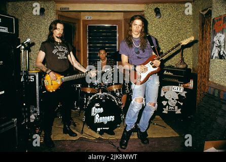 Steve Buscemi, Adam Sandler, Brendan Fraser film Airheads (1994) personnages : Rex,Pip,Chester 'Chazz' Darvey réalisateur : Michael Lehmann 05 août 1994 **AVERTISSEMENT** cette photographie est à usage éditorial exclusif et est la propriété de 20 CENTURY FOX et/ou du photographe assigné par The film or production Company et ne peut être reproduite que par des publications en liaison avec la promotion du film ci-dessus. Un crédit obligatoire à 20 CENTURY FOX est requis. Le photographe doit également être crédité lorsqu'il est connu. Aucune utilisation commerciale ne peut être accordée sans autorisation écrite de The film Company. Banque D'Images