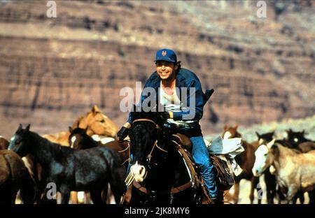 Billy Crystal film: City Slickers II: The Legend of Curly'S Gold (USA 1994) personnages: Mitch Robbins Directeur: Paul Weiland 10 juin 1994 **AVERTISSEMENT** cette photographie est destinée à un usage éditorial exclusif et est protégée par les droits d'auteur de COLUMBIA PICTURES et/ou du photographe assigné par la Société de film ou de production et ne peut être reproduite que par des publications en conjonction avec la promotion du film ci-dessus. Un crédit obligatoire pour LES PHOTOS DE COLUMBIA est requis. Le photographe doit également être crédité lorsqu'il est connu. Aucune utilisation commerciale ne peut être accordée sans l'autorisation écrite de la Société du film. Banque D'Images