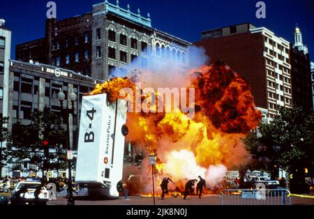 Un véhicule de police explose film: Blown Away (1994) Directeur: Stephen Hopkins 01 juillet 1994 **AVERTISSEMENT** cette photographie est destinée à un usage éditorial exclusif et est le droit d'auteur de MGM et/ou du photographe attribué par la Société de film ou de production et ne peut être reproduite que par des publications en conjonction avec la promotion du film ci-dessus. Un crédit obligatoire pour MGM est requis. Le photographe doit également être crédité lorsqu'il est connu. Aucune utilisation commerciale ne peut être accordée sans l'autorisation écrite de la Société du film. Banque D'Images