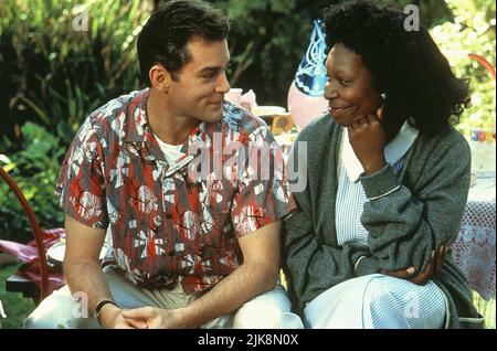 Ray Liotta & Whopi Goldberg film: Corrina, Corrina (1994) personnages: Manny Singer & Corrina Washington Directeur: Jessie Nelson 12 août 1994 **AVERTISSEMENT** cette photographie est destinée à un usage éditorial exclusif et est le droit d'auteur d'UNE NOUVELLE LIGNE et/ou du photographe assigné par la Société de film ou de production et ne peut être reproduite que par des publications en conjonction avec la promotion du film ci-dessus. Un crédit obligatoire pour LA NOUVELLE LIGNE est requis. Le photographe doit également être crédité lorsqu'il est connu. Aucune utilisation commerciale ne peut être accordée sans l'autorisation écrite de la Société du film. Banque D'Images