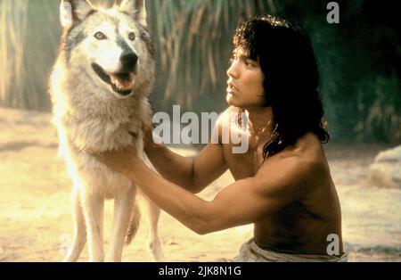 Jason Scott Lee & Wolf film: The Jungle Book (1994) personnages: Mowgli & Director: Stephen Sommers 23 décembre 1994 **AVERTISSEMENT** cette photographie est à usage éditorial exclusif et est le droit d'auteur de DISNEY et/ou le photographe assigné par la Société de film ou de production et ne peut être reproduite que par des publications dans le cadre de la promotion du film ci-dessus. Un crédit obligatoire pour DISNEY est requis. Le photographe doit également être crédité lorsqu'il est connu. Aucune utilisation commerciale ne peut être accordée sans l'autorisation écrite de la Société du film. Banque D'Images